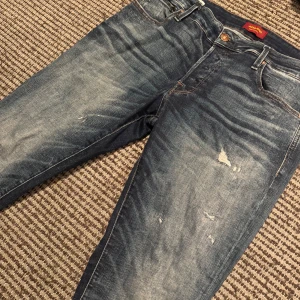 Jack & Jones jeans - Feta jeans från Jack & Jones, modell Slim fit Glenn, storlek 36/34 men sitter mer tajt än storleken. As fet wash och slitningar! Har du någon fundering skicka då ett PM! Priset är ej hugget i sten, men inga lowball offers tack!😁