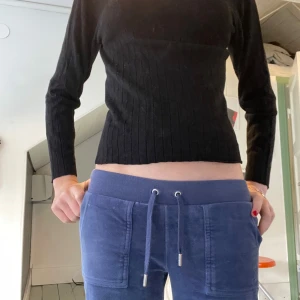 Svart tröja med fint mönster! - Snygg långärmad tröja med slits på sidan och randigt mönster. Varmare tyg så passar bra till hösten. Storlek 150 från lager 157 men superfint skick!!