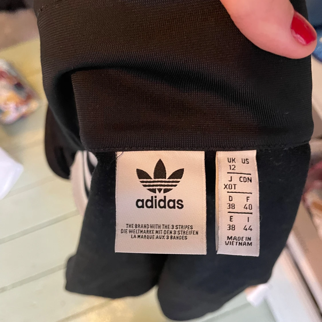 Svart croppad Adidas hoodie - 2