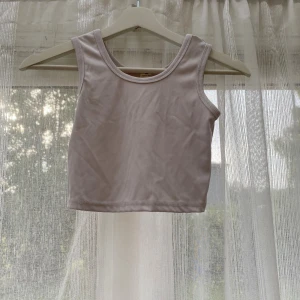 Vit ribbad linnetopp - Söt litet linne