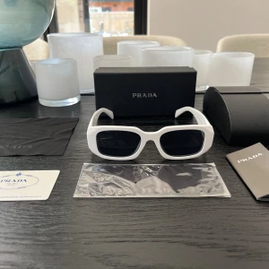 Nya glasögon från P - Endast glasögon och duk medföljer 