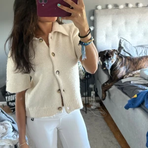 Beige stickad kofta med knappar - Aldrig använd , inte min stil pris går diskutera