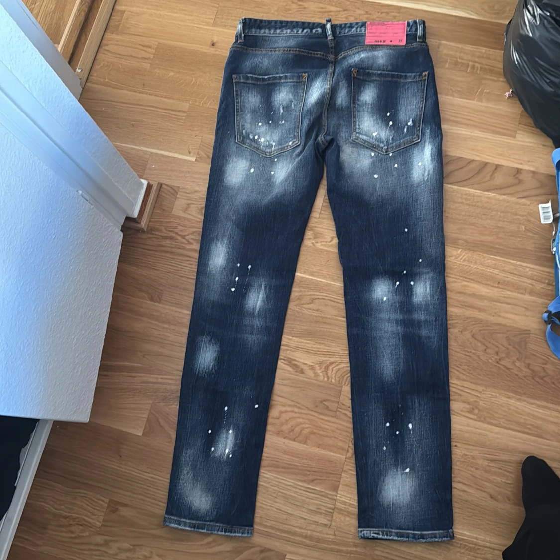 Mörkblå distressed jeans med färgstänk - 1