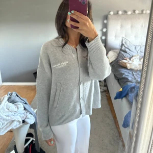 Grå kofta från Pacific Walk - Aldrig använd ej min stil, pris går att diskutera