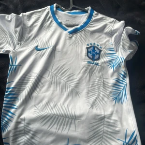 Brasil special  - Säljer Brasil special tröjan för 299kr skriv till om ni är intresserade. Som ni ser på bild 4 är det en fläck där men går att tvätta bort.