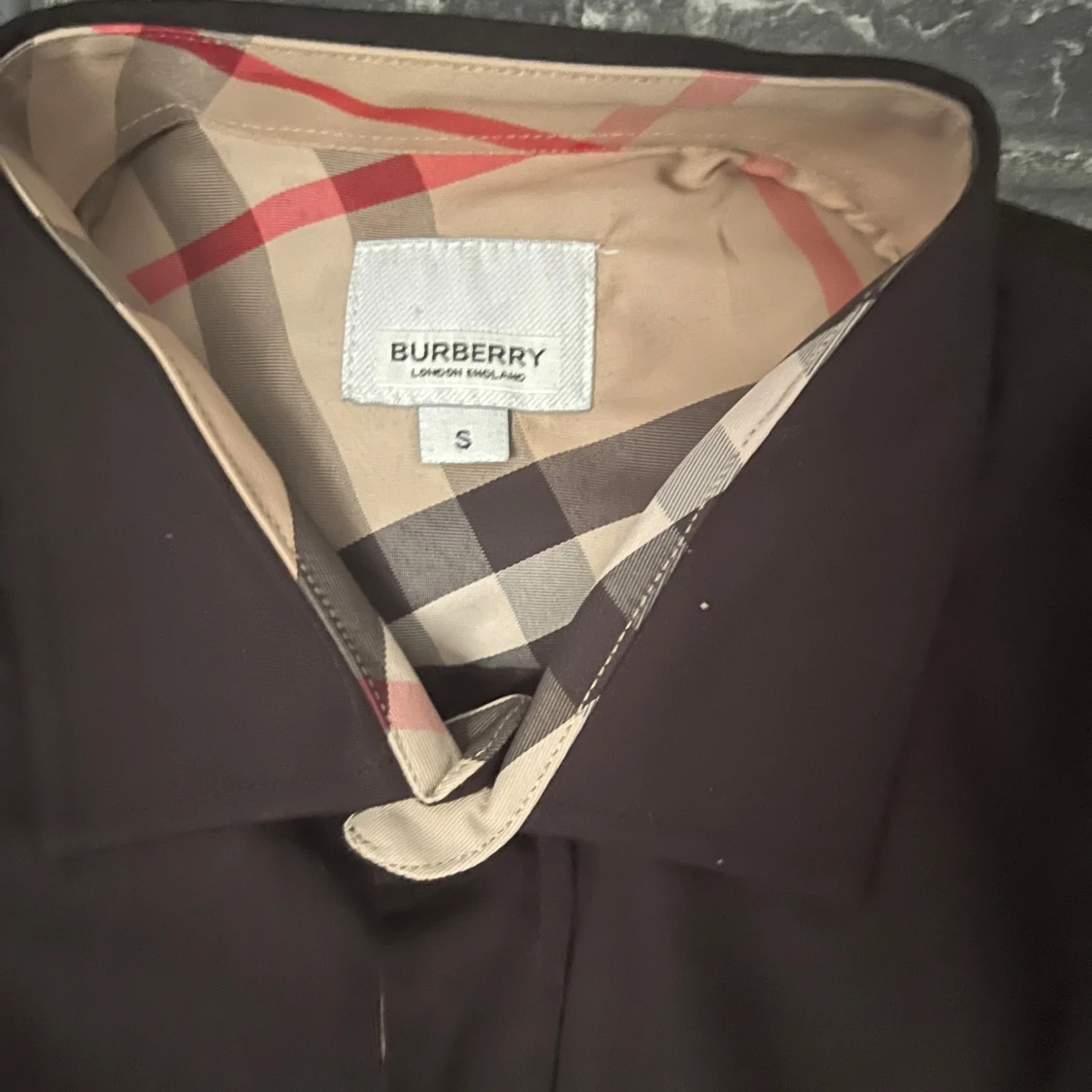 Svart Burberry skjorta med rutig detalj - 1