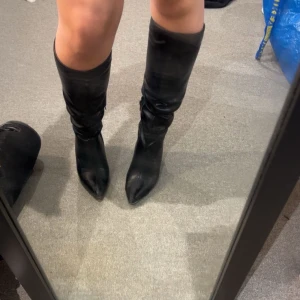 Boots från Nelly - Supersnygga boots från Nelly i storlek 36🖤Använd fåtal gånger, nypris 599kr! 
