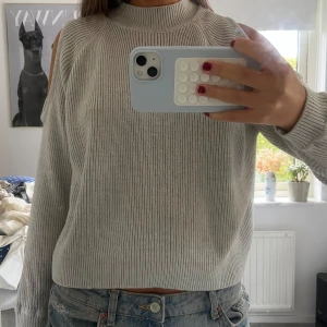 Ljusgrå stickad tröja med cut out - Säljer en ljusgrå stickad tröja med cool cut out-detalj på axlarna.💓🙌