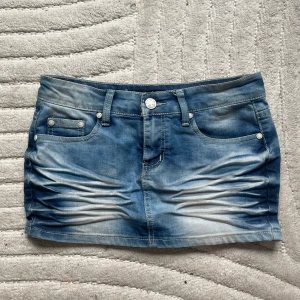 Blå jeanskjol från Gouse - Super cool jeans kjol från Gouse som tyvärr inte kommer till användning. Det är storlek 28 men passar även mindre storlekar också. Se mått på sista bilderna. Hör av dig vid fler frågor💞