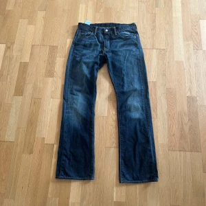 Levi's 527 mörkblå jeans  - Klassiska Levi's 527 jeans i mörkblå storlek 33/34