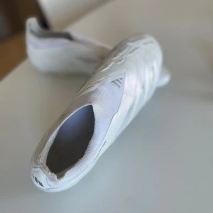 Vita adidas Predator fotbollsskor - Säljer ett par vita adidas Predator fotbollsskor. Storlek 43 1/2. Endast använda ett fåtal gånger. Vid fler frågor och funderingar är de bara att höra av sig 
