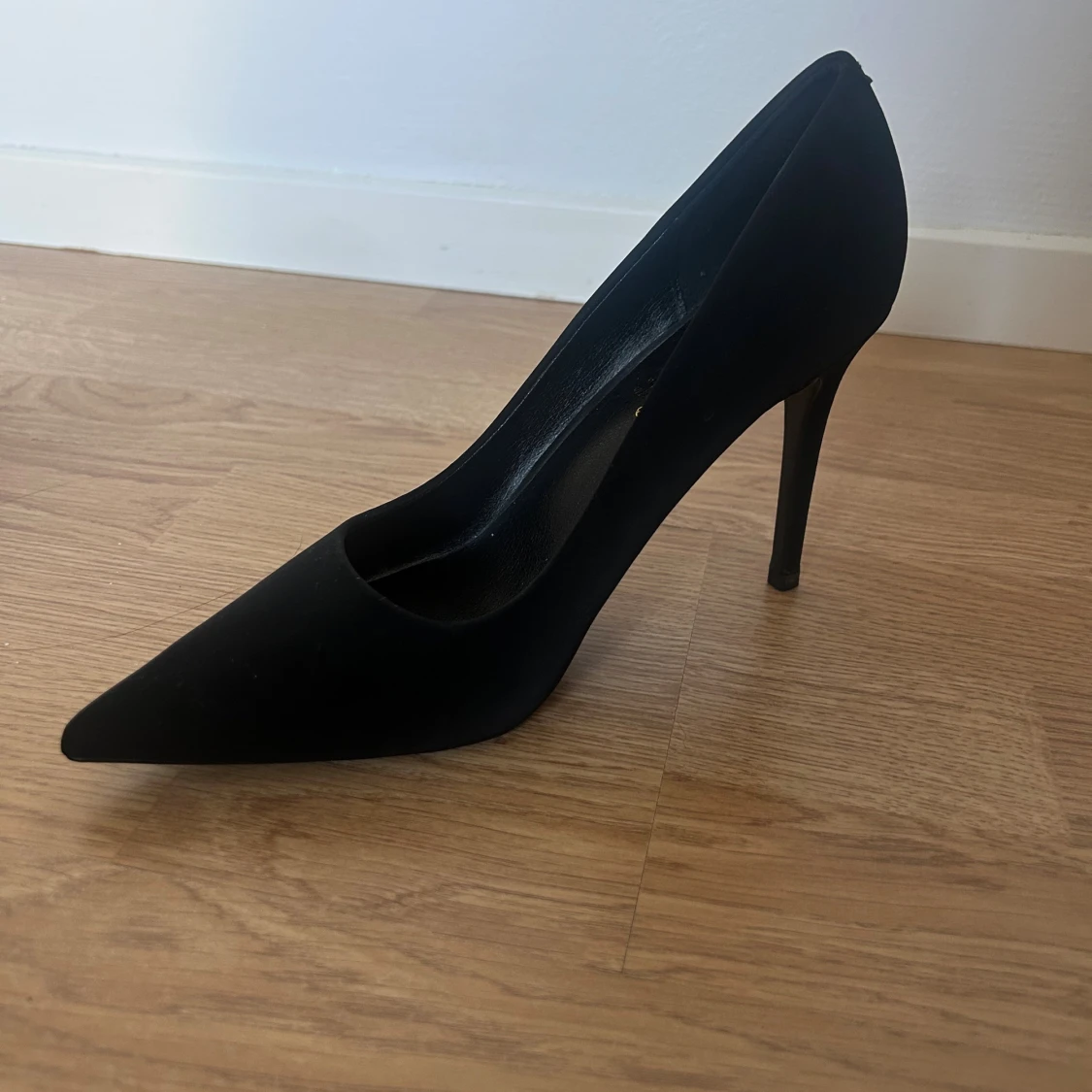 Svarta pumps med spetsig tå och klack - 3