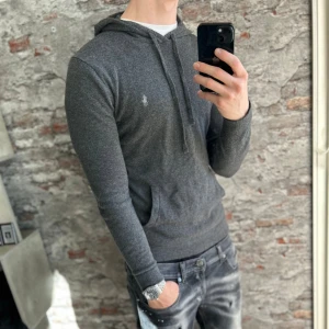 100% kashmir ralph lauren hoodie - Mycket fint skick, inga defekter men skötsellappen är avklippt. Storlek M men sitter som S, passar dig som är mellan 175-185cm ungefär. Nypris ca 3000kr. Modellen är 185 cm, 79 kg. Passar bra nu till vintern. Skriv för mer information!🤝
