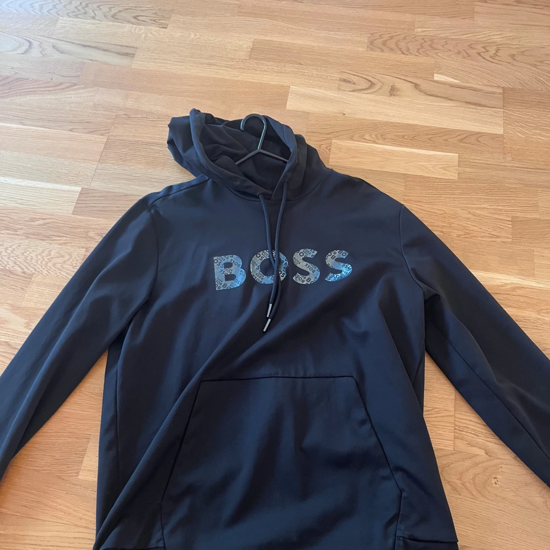 Svart hoodie från BOSS med logga