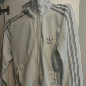 Adidas  - En vit adidas tröja som jag använt ett par gånger. Storlek L. Gammal bild. Tvättas innan jag postar. Skriv till mig vid frågor! 