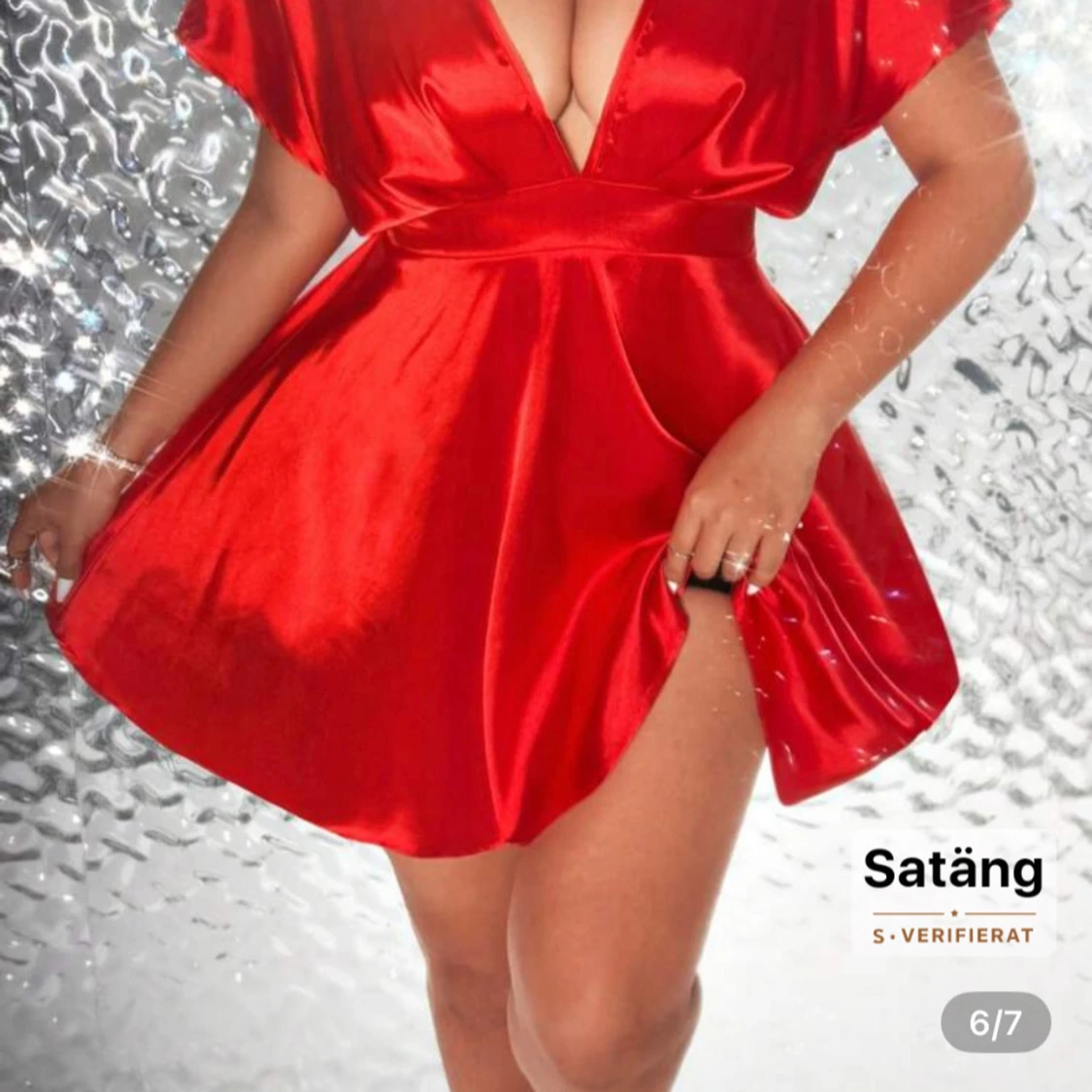 Röd satinklänning med v-ringning toppen  - 2