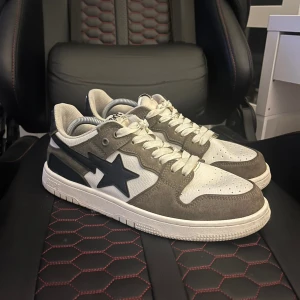 Gröna bapestas - Äkta bapestas i storlek 43, använda fåtal gånger och är i väldigt gott skick, mitt pris: 2900kr