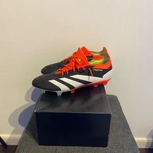 Adidas Predator Elite FG - Tja! Säljer dessa Adidas Predator då dom inte kommer till användning! Endast testade en ända gång så dom är i nyskick! Storlek 44  Nypris 2999  Säljer för 899
