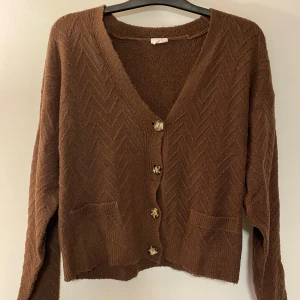 Söt röd cardigan - Mörkröd mysig cardigan med knappar💕