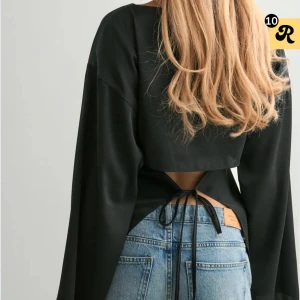 Svart satinblus från Nelly - Snygg svart blus i satin från Nelly med långa ärmar och öppen rygg med snörning. Helt ny med prislapp kvar💕💕