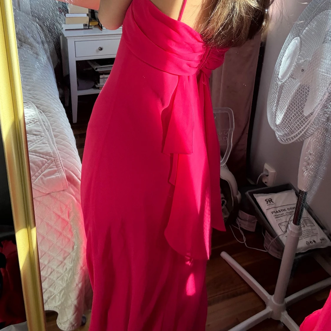 Lång rosa klänning med smala axelband - 2