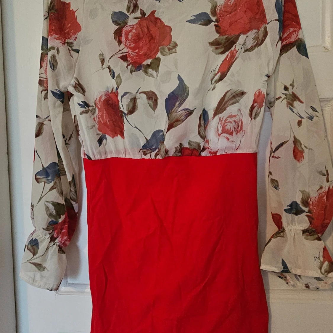 Blommig röd och vit långklänning - 1