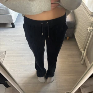 Marinblå Juicy conture byxor - Jag säljer mina Juicy Couture byxor pågrund av att dom inte kommer till användning. Dom är marinblå och i storlek S. Lite noppriga inuti byxan vid midjan men inget som syns vid användning. Om du är intresserad på matchande överdel så säljs den också separat i storlek M 🙌🏻