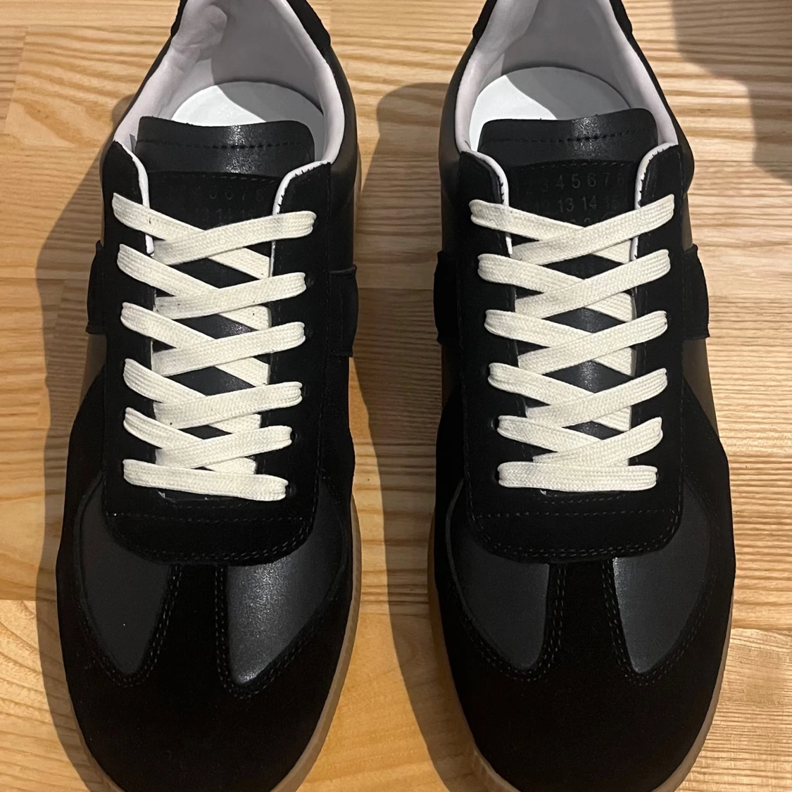 Svart skor med tyg-detaljer - 1