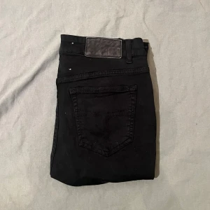 Nya svarta Tiger of Sweden jeans  - Helt nya svarta jeans från Tiger of Sweden i storlek 30/31 Aldrig använda – bara testade! Sitter snyggt med en klassisk slim fit-passform och är i riktigt bra kvalitet, som alltid från Tiger of Sweden.