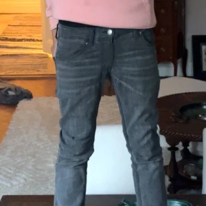 Grå levis jeans - grå levis jeans. dom är skinny men sitter som slim för mig, de har även ett mjukt och skönt material. storlek 152 men jag på bilder är 165 så de har ett stretchigt material. OBS!lappen på baksidan är borta.