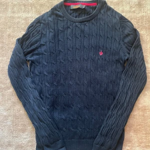 Kabelstickad Morris tröja | XS  - Säljer nu min Morris tröja | Kabelstickad | Marinblå | Skönt plagg nu till vintern och hösten | XS | Pris 450 | Vid snabb affär kan priset diskuteras 