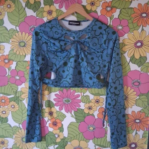 70-tals inspirerad tröja - Säljer en 70-tals inspirerad tröja. Passar perfekt till temafester, cosplay eller bara om du gillar att sticka ut. Köparen står för frakten. Hund finns I hemmet!🐕