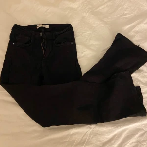 Svarta bootcut jeans från Perfect Jeans - Svarta jeans från Perfect Jeans, modell Molly. Byxorna har bootcut-ben och klassisk femficksdesign med dragkedja och knapp. Snygg passform och stretchigt material 