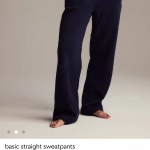 Mörkblå raka mjukisbyxor fina tricot säljer med matchade hoodie - Mörkblå basic mjukisbyxor med rak passform. Perfekta för en chill och avslappnad stil. Tillverkade i mjukt material som känns skönt mot huden.