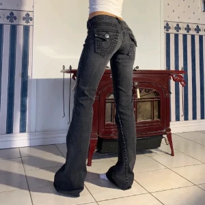 True Religion svarta bootcut jeans - Super Snygga vintage svarta jeans från True Religion! Har super små defekter längst ner. Mått, midja = 76 innerbenslängd = 86