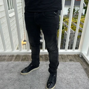 Svarta jeans från Replay W28/L30 - Säljer ett par feta svarta jeans från Replay. I storleken 28/30. Jätte fint skick. Modellen Groover. 😀