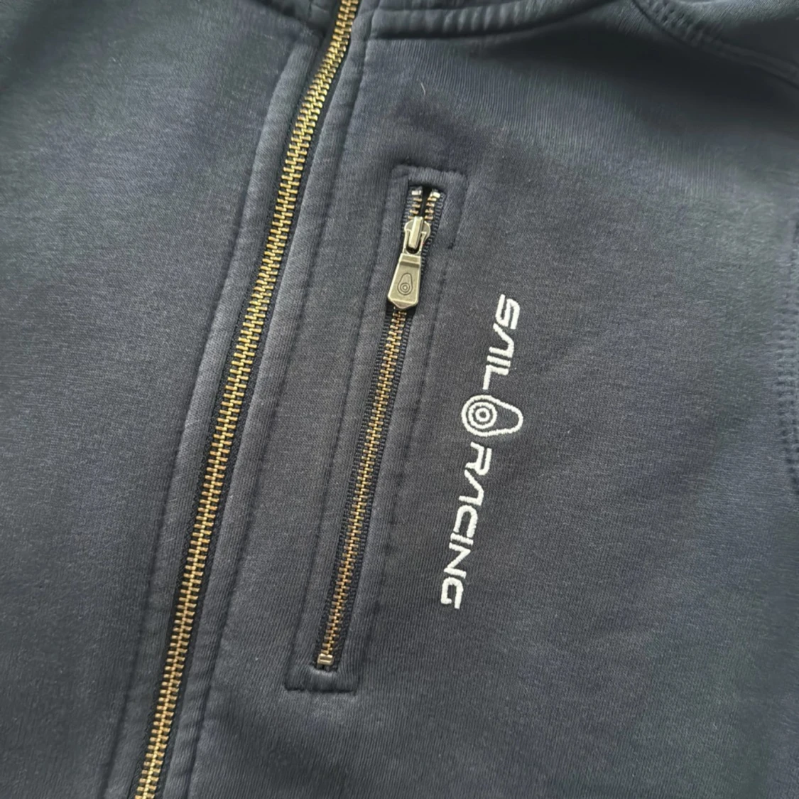 Mörkblå hoodie från Sail Racing - 2