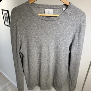 Grå 100% kashmirtröja  - Mjuk och stilren grå tröja i 100% kashmir från Bläck. Den är i storlek M och nypris ligger på 1800kr mittpris 800kr. Den är i bra skick förutom en defekt på en armbåge se bild 4. Bara att skriva vid funderingar mvh Liam.