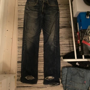diesel jeans - snygga diesel jeans med lite slitage här och där (kom dm om du vill ha bättre bilder på slitningarna) mvh tage