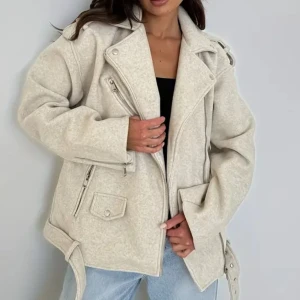 Oversized beige jacka med bälte - Oversized jacka, i mocka material. Asian L men motsvarar storlek M. Nypris : 420kr. Mitt pris : 350. Använd cirka 2 gånger Max. 