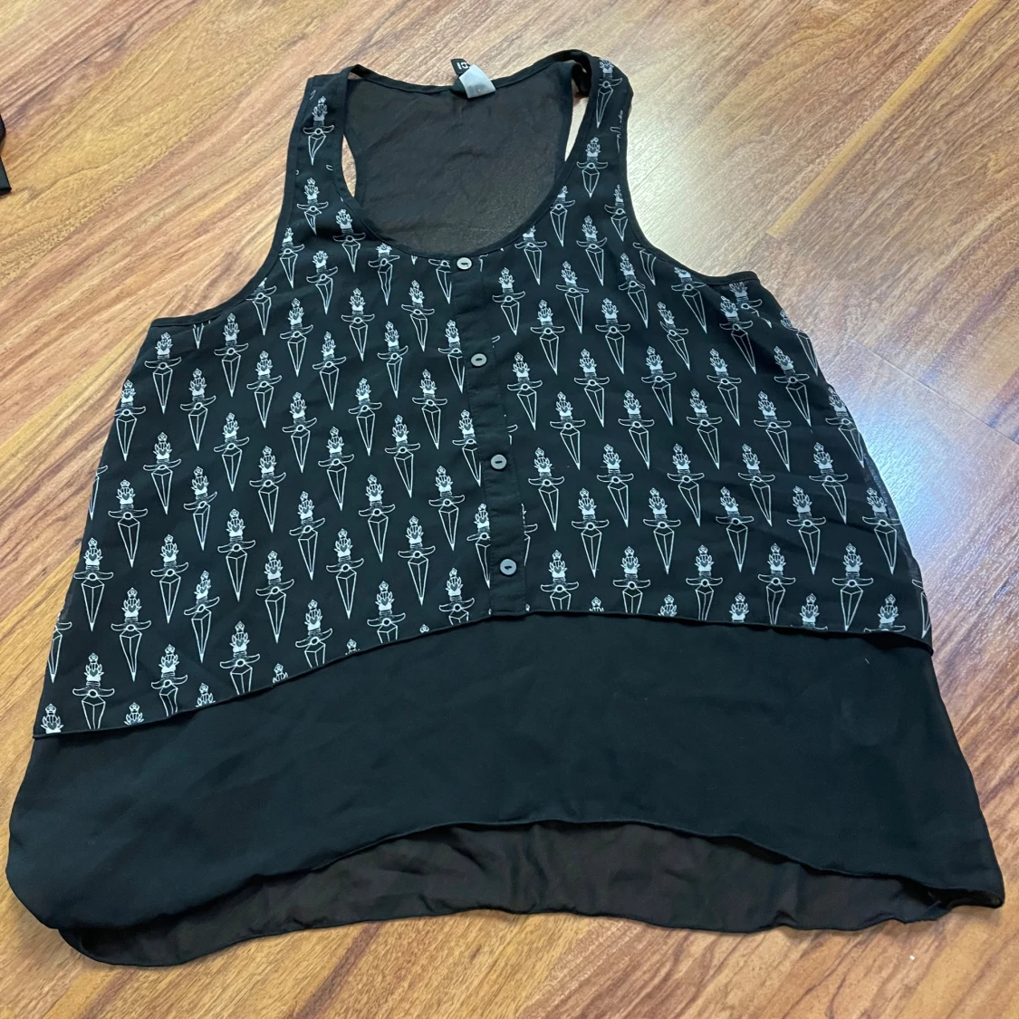 Svart linnetopp med mönster från Divided