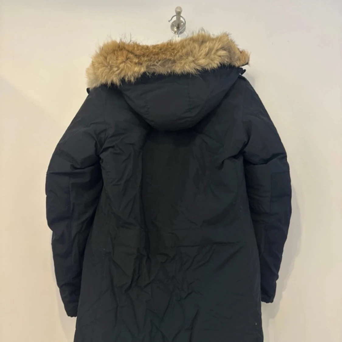 Svart parkas från Woolrich med fuskpäls - 3