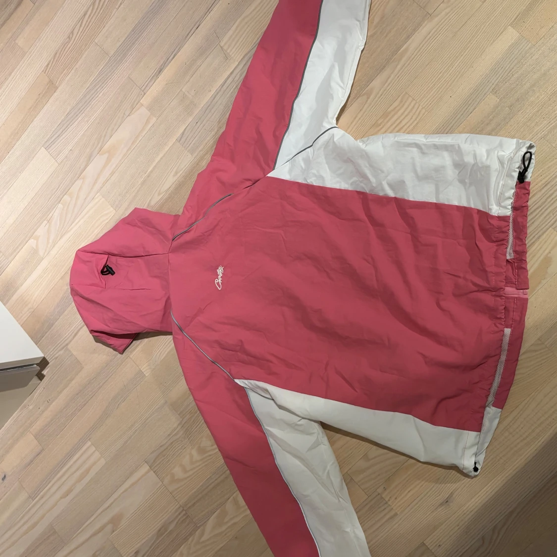 Rosa och vit vindjacka från Carve - 1