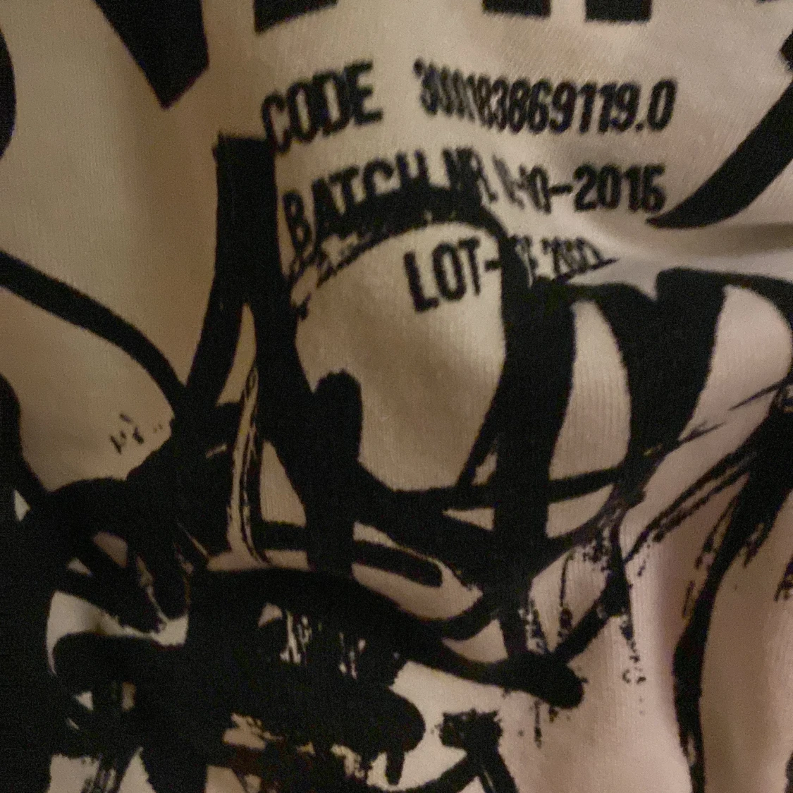 Vit och svart hoodie med graffiti från WOXO - 3