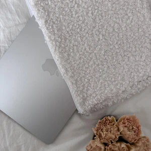 Teddy datorfodral  - Så eleganta och unika teddy dator fodral från teddyz.se 🤍 23x33 är måtten, passar min macbook air 13 perfekt!