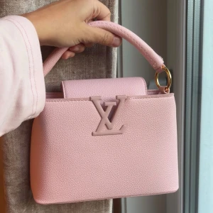 Rosa handväska  - Jätte söt rosa handväska med gulddetajler och matchande axelrem! Aldrig använd, finns en Dustbag och box som medföljer! 💗