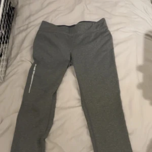 Gråa tränings byxor  - Köpa från soc, storlek 38 men passar mig bra som har storlek S