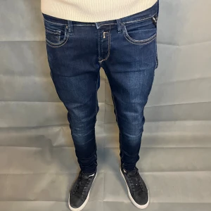 Replay jeans i storlek W27/L30 - Replay jeans i storlek W27/L30. Mörkblå denim med skön passform och lite stretch som gör dem bekväma. Bra skick utan hål eller fläckar, bara lite slitningar. Nypris runt 1500–2000 kr. Mått: A: 37 cm, B: 24 cm, C: 13 cm, D: 78 cm. Modellen är ca: 170cm, väger: 50kg.  Säljes för 499 kr.  