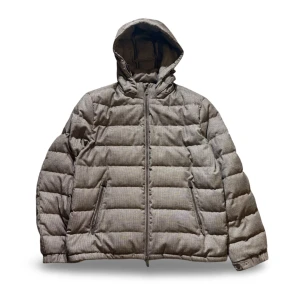 Massimo Dutti - Hej! Säljer nu min jacka från märket Massimo Dutti, storlek L, bra skick. Tveka inte på att höra av dig om du har frågor eller funderingar kring jackan!