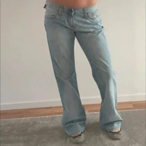 Lågmidjade jeans - Säljer ett par ljusblåa jeans från Camel Jeans. De är nya med prislapp kvar.